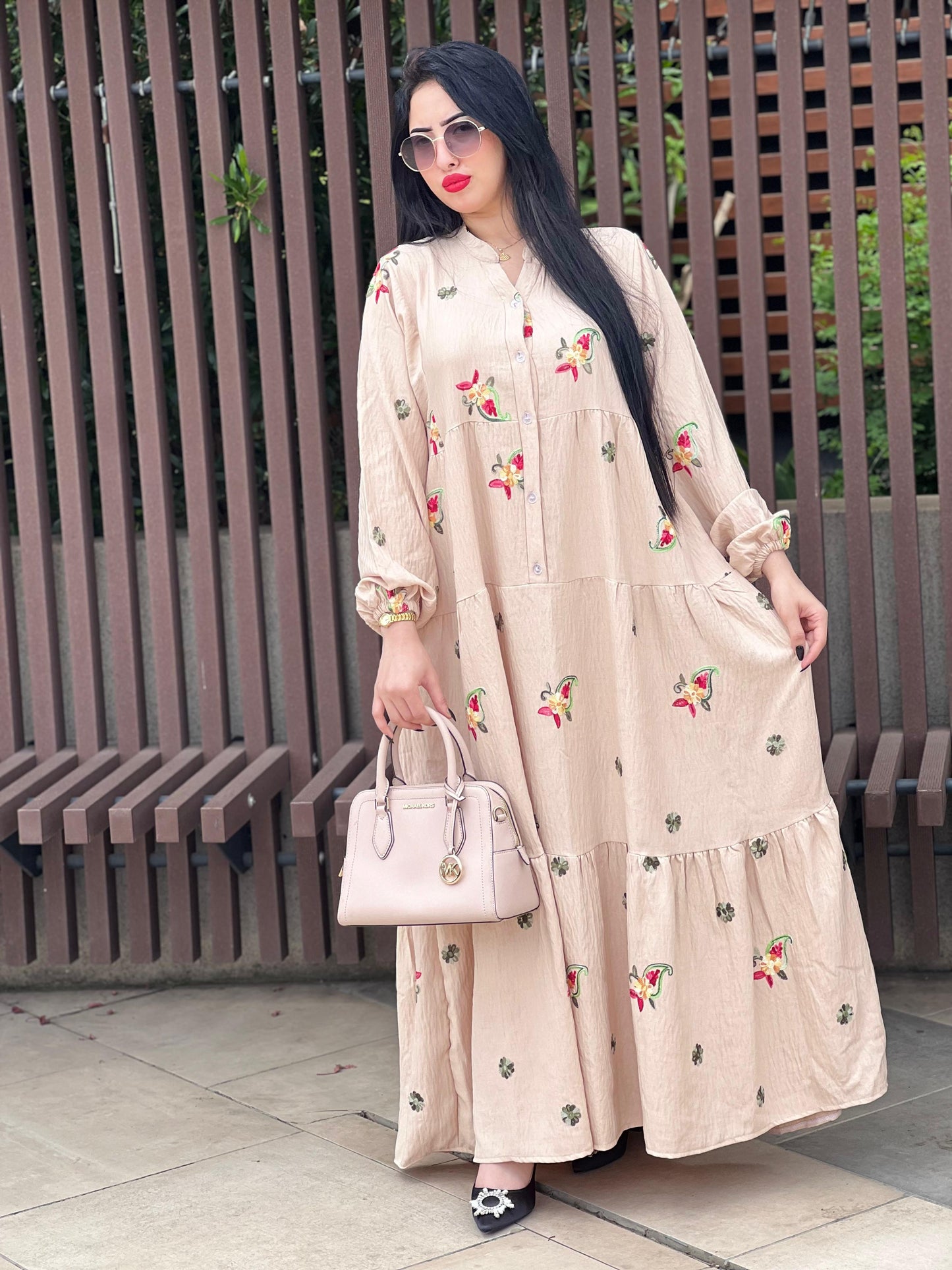 😍 أخيرًا رجعات أفضل كسوة VIORRA! ✨   متوفرة بـ7 ألوان باش تختاري اللون اللي كيناسب ذوقك.🌸 بثوب لولان 100% عالي الجودة ما كيطلعش وما كيتحببش 💎 بورود مطرزة فخمة كتزيدها لمسة راقية
