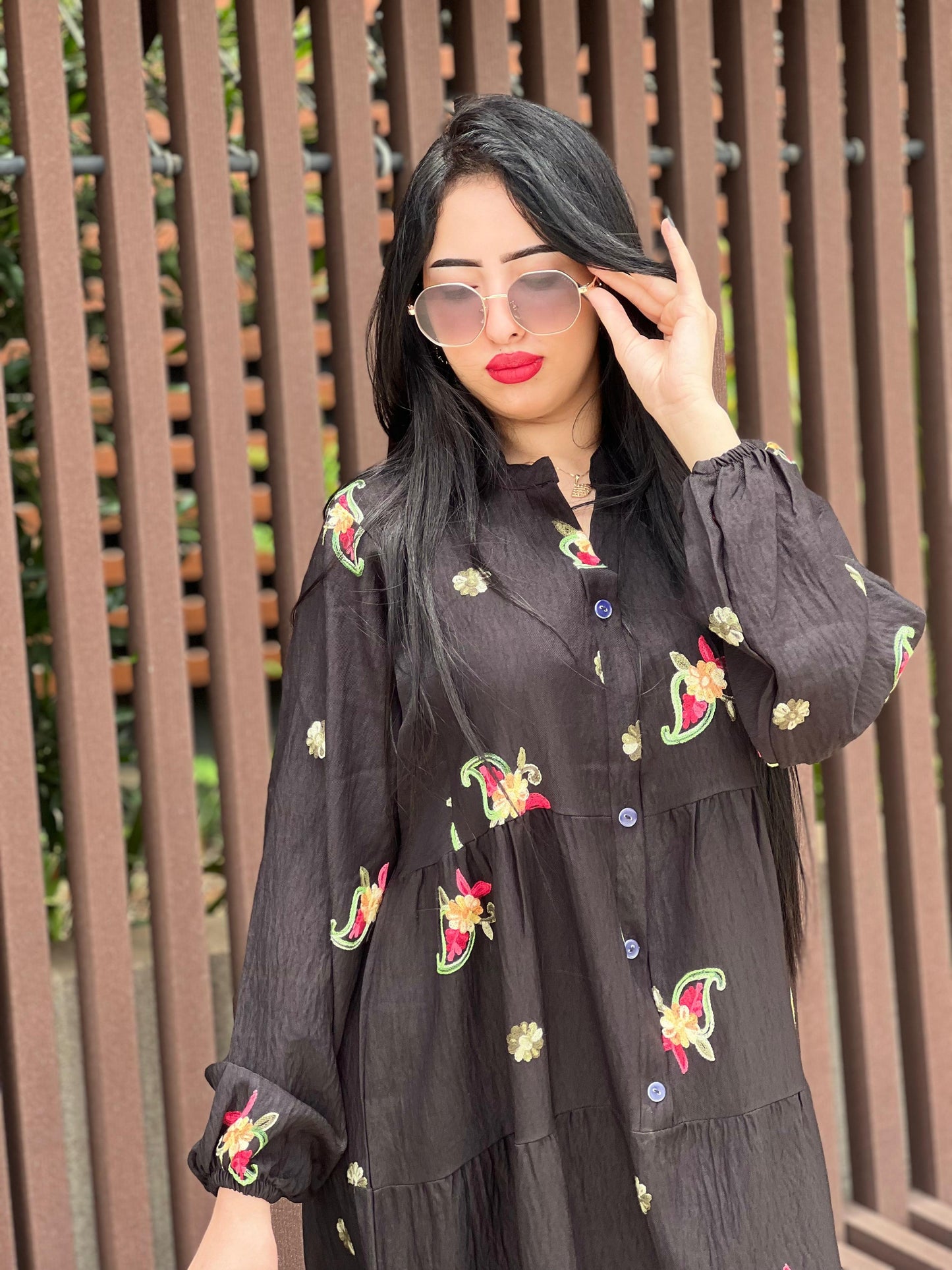 😍 أخيرًا رجعات أفضل كسوة VIORRA! ✨   متوفرة بـ7 ألوان باش تختاري اللون اللي كيناسب ذوقك.🌸 بثوب لولان 100% عالي الجودة ما كيطلعش وما كيتحببش 💎 بورود مطرزة فخمة كتزيدها لمسة راقية