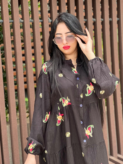 😍 أخيرًا رجعات أفضل كسوة VIORRA! ✨   متوفرة بـ7 ألوان باش تختاري اللون اللي كيناسب ذوقك.🌸 بثوب لولان 100% عالي الجودة ما كيطلعش وما كيتحببش 💎 بورود مطرزة فخمة كتزيدها لمسة راقية